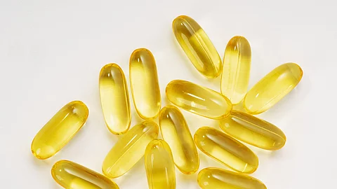 Omega3 Kapseln auf weißem Hintergrund.