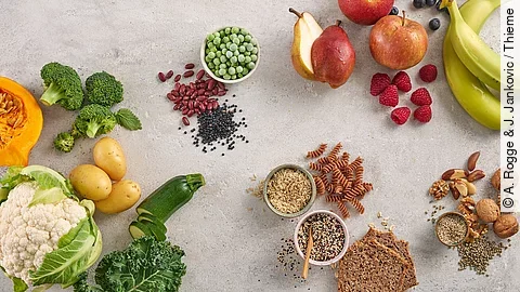 Tableau mit gesunden Kohlenhydratlieferanten: Obst, Gemüse, Hülsenfrüchte, Vollkorn, Beeren