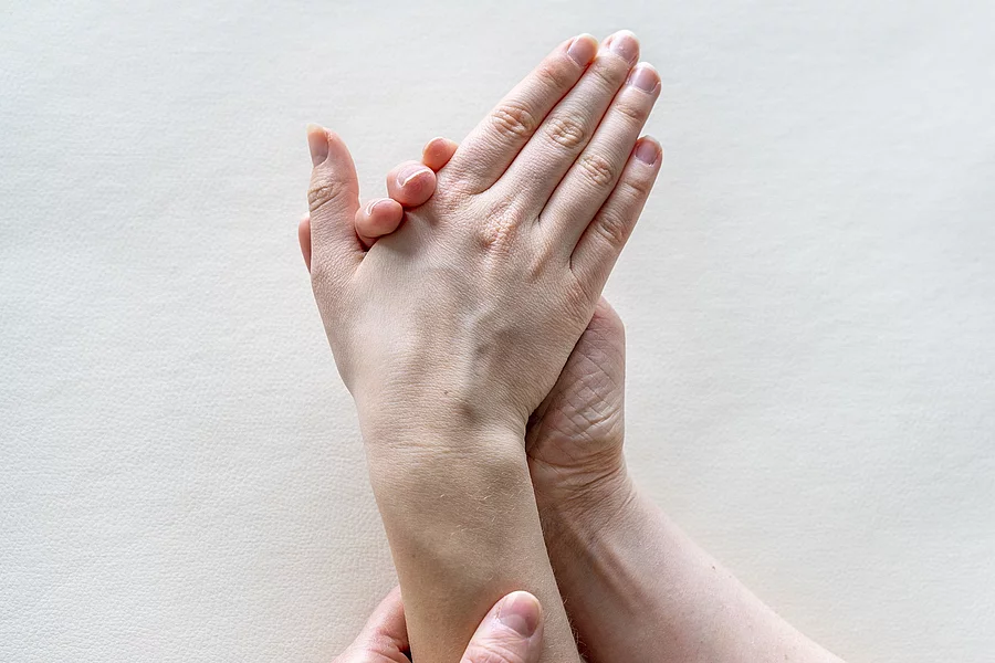 Hand zieht Handgelenk nach rechts
