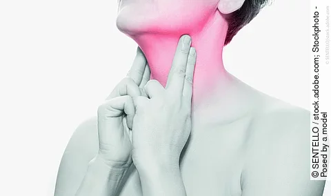 Halsschmerzen seitlich in schwarzweiß - die Halsregion ist rot gefärbt.