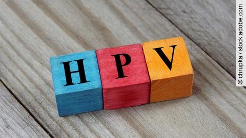 HPV: Akronym auf farbigen Holzwürfeln