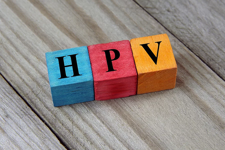 HPV: Akronym auf farbigen Holzwürfeln