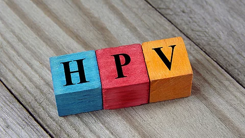 HPV: Akronym auf farbigen Holzwürfeln