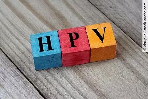 HPV: Akronym auf farbigen Holzwürfeln