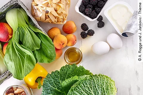 Verträgliche Nahrungsmittel bei Histaminintoleranz: u.a. Pak Choi, Macadamianüsse, Eier, Quark, Nudeln, Brombeeren, Aprikosen