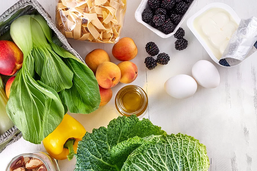 Verträgliche Nahrungsmittel bei Histaminintoleranz: u.a. Pak Choi, Macadamianüsse, Eier, Quark, Nudeln, Brombeeren, Aprikosen