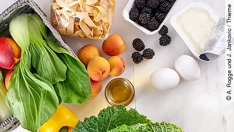 Verträgliche Nahrungsmittel bei Histaminintoleranz: u.a. Pak Choi, Macadamianüsse, Eier, Quark, Nudeln, Brombeeren, Aprikosen