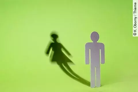 Symbolbild Transgender, Mann zu Frau mit Schatten auf grünem Hintergrund