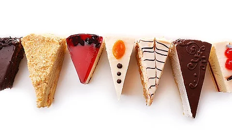 verschiedene Torten- und Kuchenstückchen