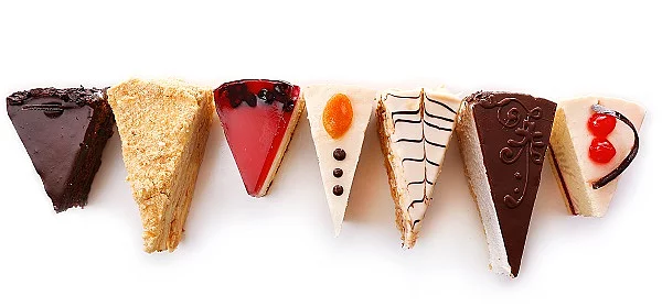 Assortment of pieces of cake, isolated on white verschiedene Torten- und Kuchenstückchen