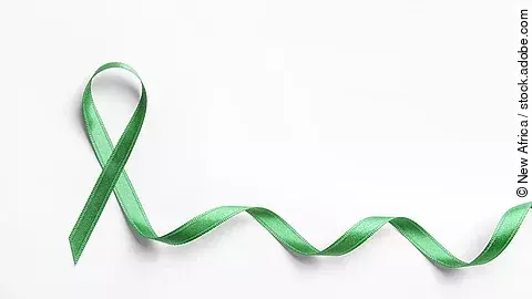 Grüne Schleife auf weißem Hintergrund