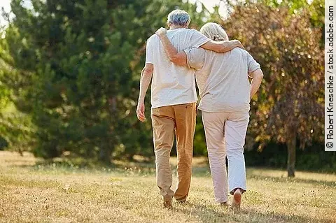 Zwei verliebte Senioren gehen spazieren