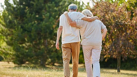 Zwei verliebte Senioren gehen spazieren