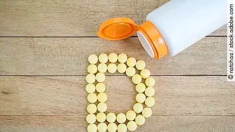 Gelbe Pillen formen ein D; Symbolbild Vitamin D
