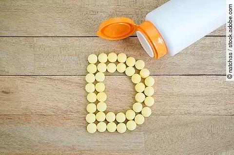 Gelbe Pillen formen ein D; Symbolbild Vitamin D