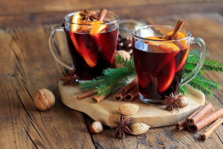 Weihnachten, Glühwein, 2 Gläser mit Weihnachtspunsch, daneben weihnachtliche Deko