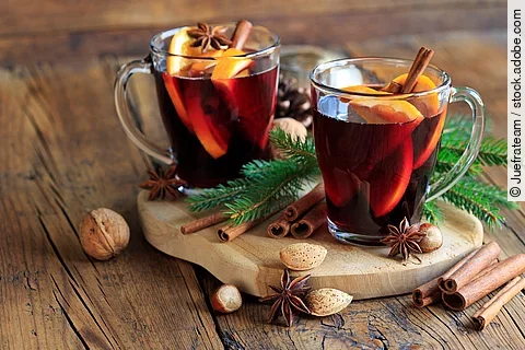 2 Gläser mit Weihnachtspunsch, daneben weihnachtliche Deko