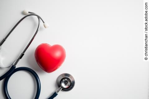 Rotes Herz und Stethoskop auf weißem Hintergrund