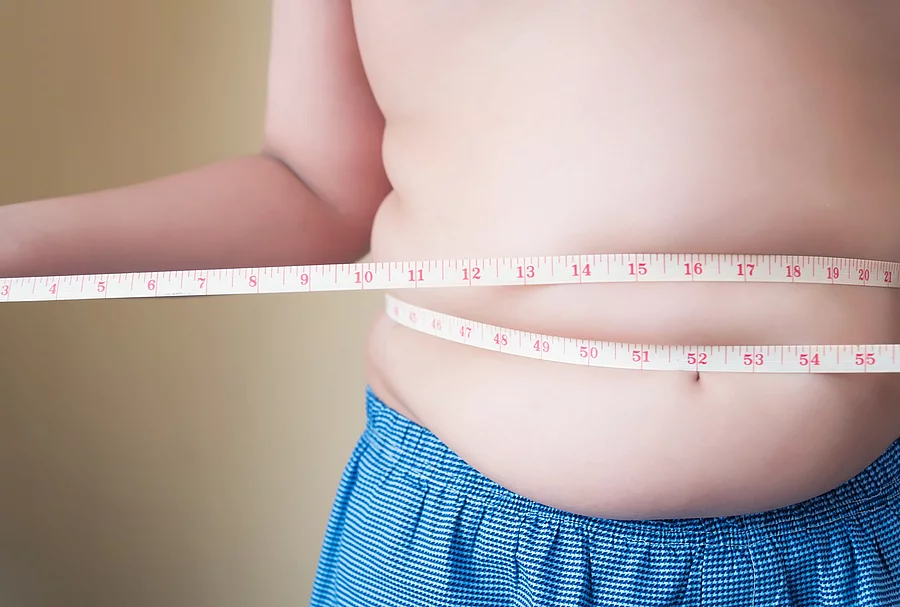 Maßband um dicken Bauch