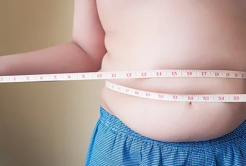 Maßband um dicken Bauch