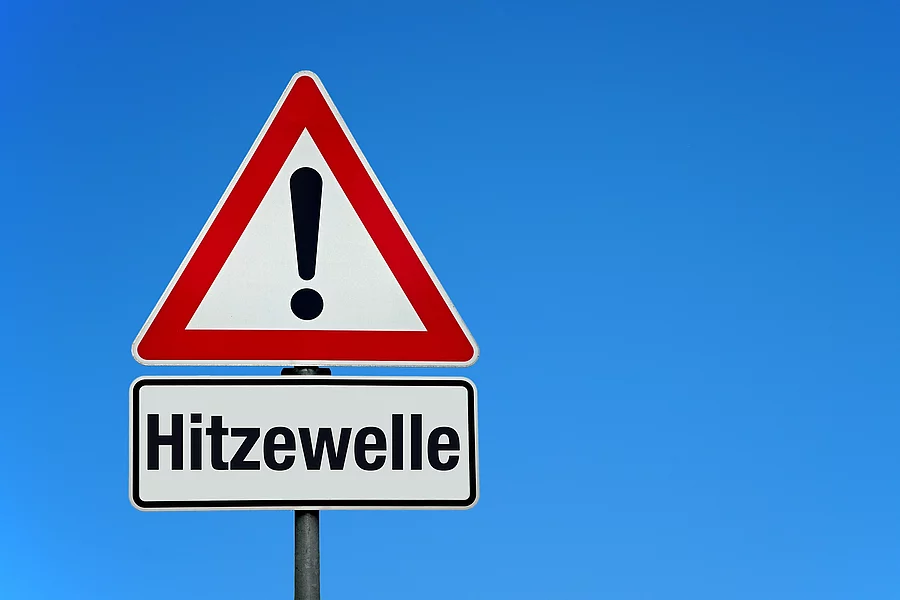 Hitzewelle mit Achtung Schild Warnschild mit Hitzewelle