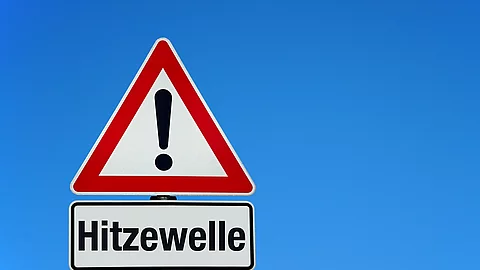 Warnschild mit Hitzewelle