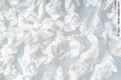 Taschentücher benutzt und zerknüllt.