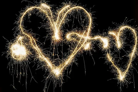 goldene Herzen, schwarzer Hintergrund