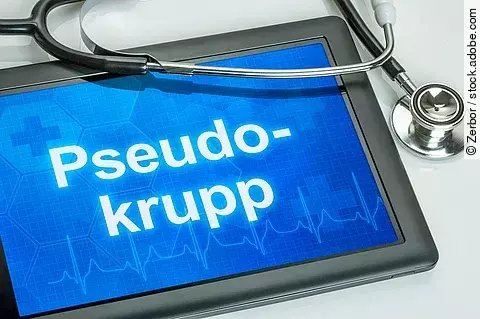 Tablet mit der Diagnose Pseudokrupp auf dem Display
