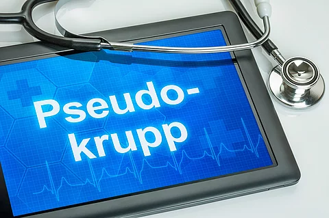 Tablet mit der Diagnose Pseudokrupp auf dem Display