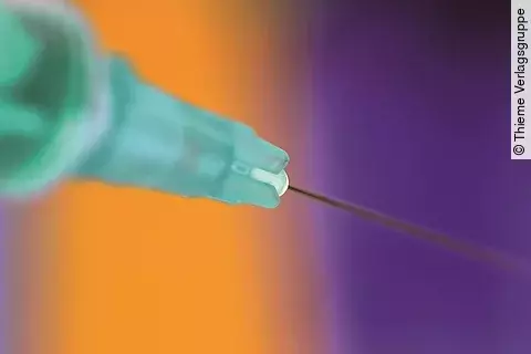 Spritze mit gelb lila Hintergrund