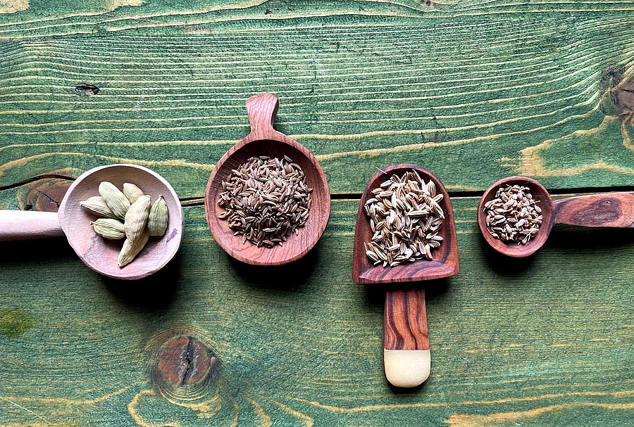 Kümmel, Anis, Fenchel, Kardamom auf Holzlöffeln