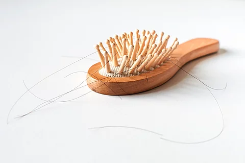Haarbürste mit langen Haaren darin