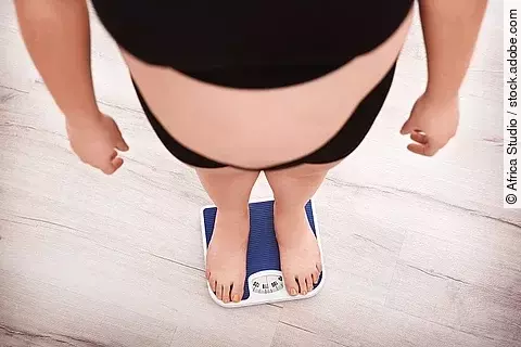Adipositas, Übergewicht, Frau, Waage