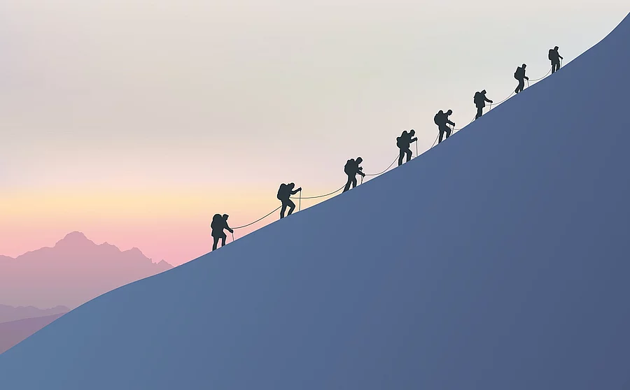 Acht Bergsteiger besteigen einen schneebedeckten Berg.