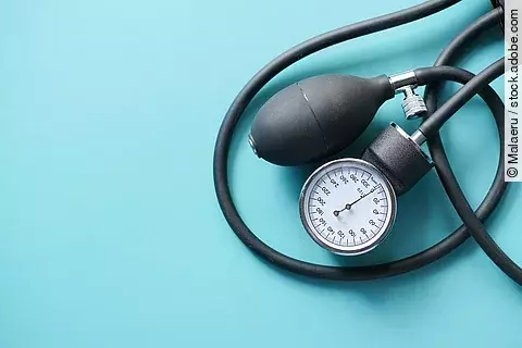 Blutdruckmessgerät auf blauem Hintergrund