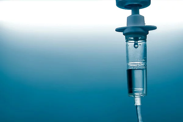 Infusion, blauer Hintergrund