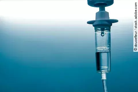 Infusion, blauer Hintergrund