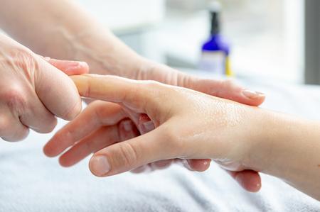 Handmassage mit Öl im Krankenhaus.
