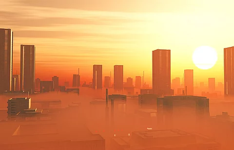 Skyline in gelb und orange, Hitze und Smog