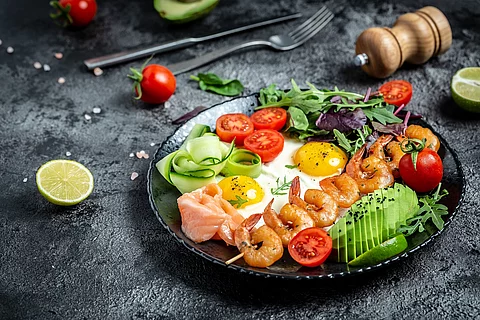 ketogenes frühstück: Spiegeleier, Garnelen, Avocado, Lachs, Tomate, Gurke