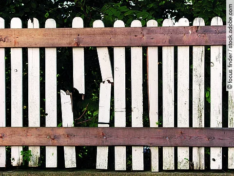 Kaputter Lattenzaun