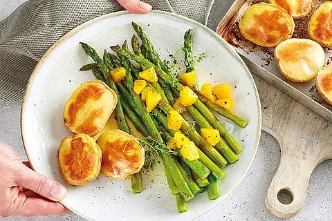 Gebratener Spargel mit Ballonkartoffeln