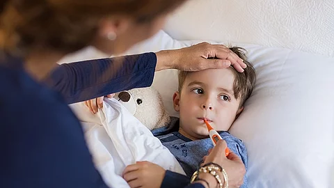 Boy measuring fever Mutter misst Fieber bei kleinem Jungen im Bett