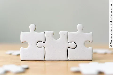 3 Puzzleteile, die aneinander hängen.