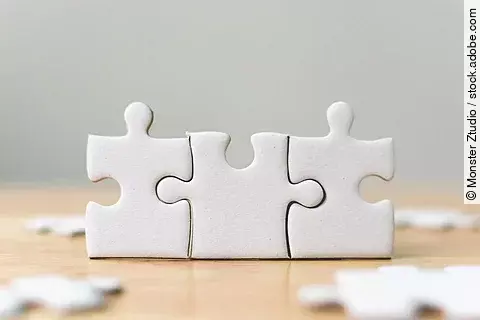 3 Puzzleteile, die aneinander hängen.
