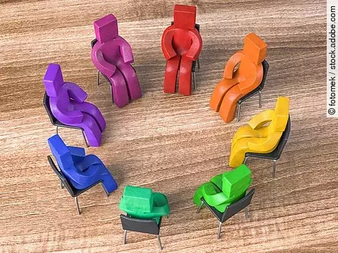 Knetfiguren sitzen in einem Stuhlkreis. 