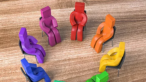 Knetfiguren sitzen in einem Stuhlkreis. 