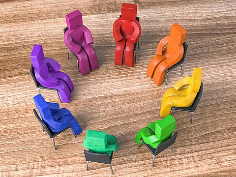 Knetfiguren sitzen in einem Stuhlkreis. 