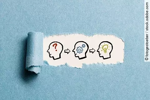 Illustration von drei Köpfen im Profil.